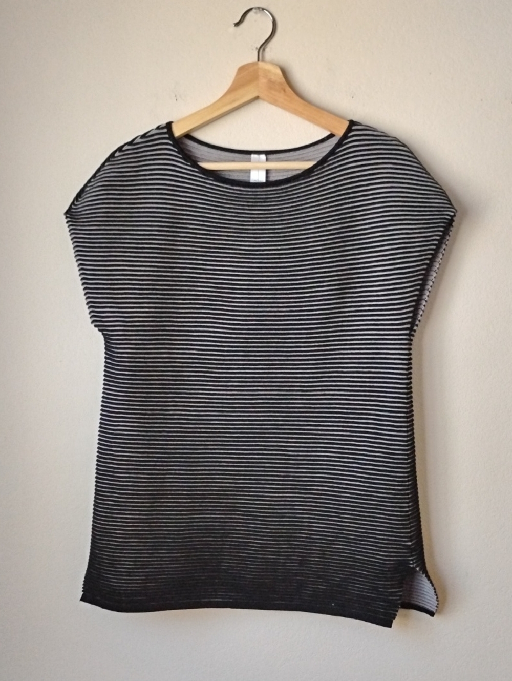 Marla Wynne Size M Striped Black and White Cap Sleeves Knit Top